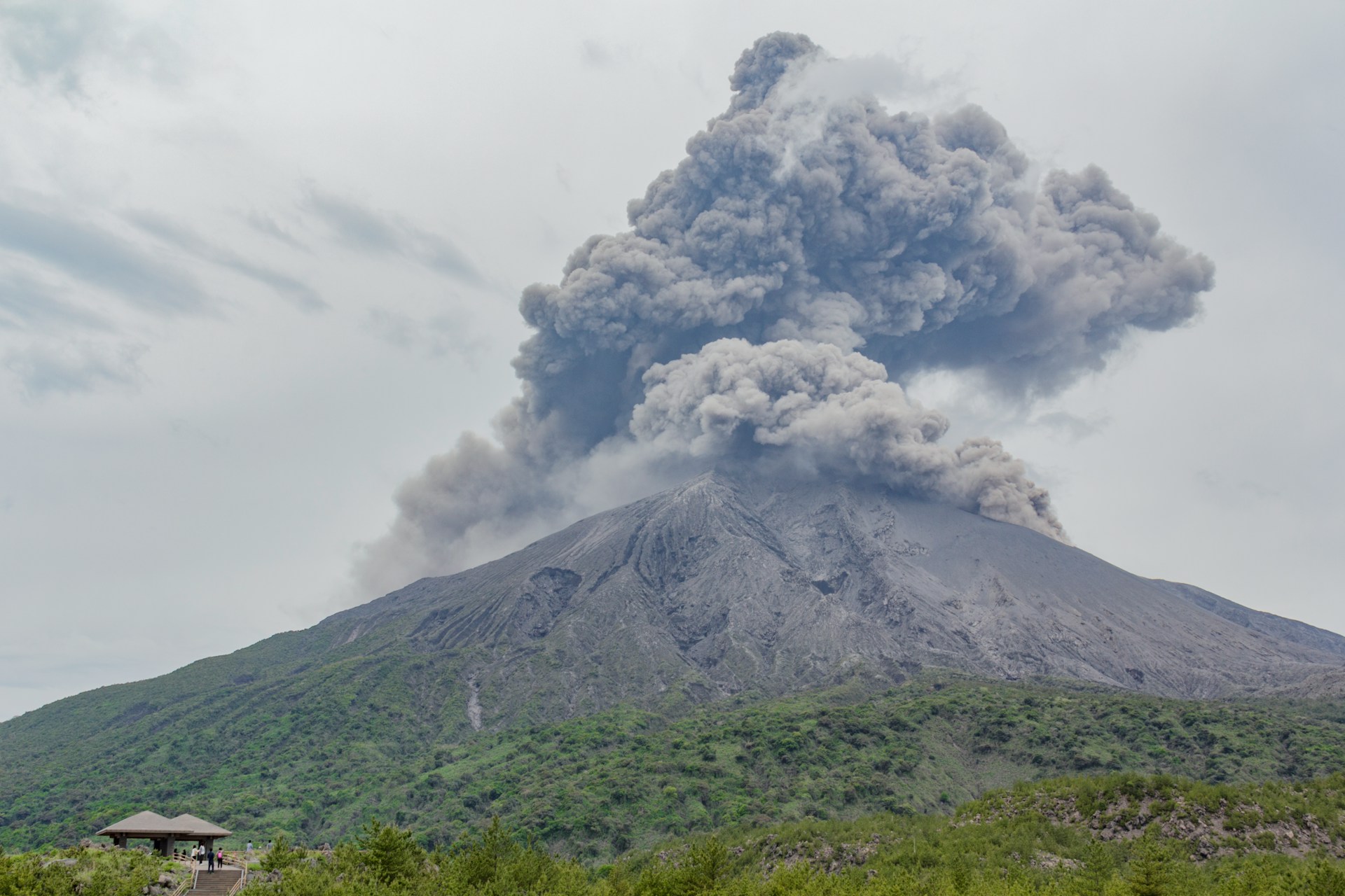 Japon : un volcan entre en éruption… Faut-il en avoir peur ?
