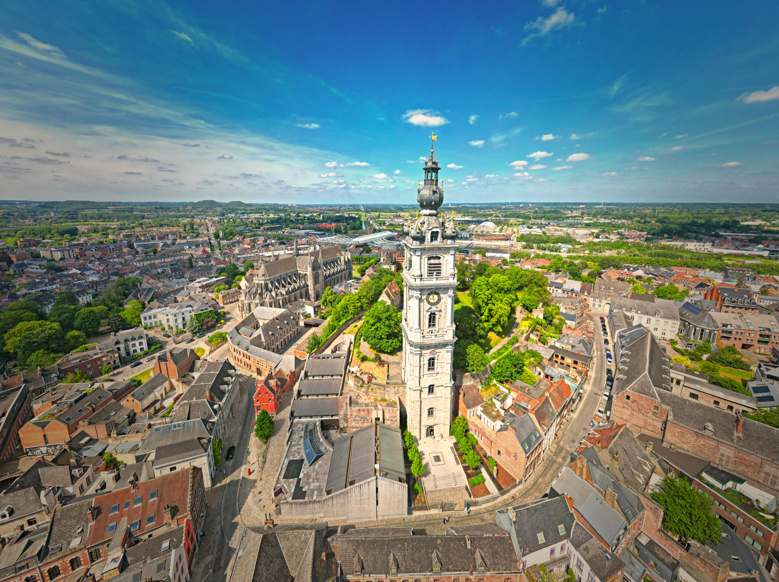 Mons - Beffroi et centre-ville - vue aerienne