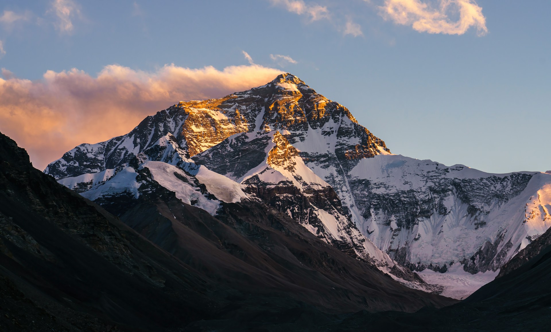 Everest : deux Sherpas explosent les records