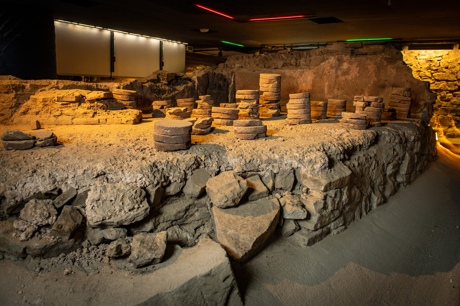 A7164 Liege Archeoforum - visite scolaire d'enfants au musee Archeoforum - guide visite guidee