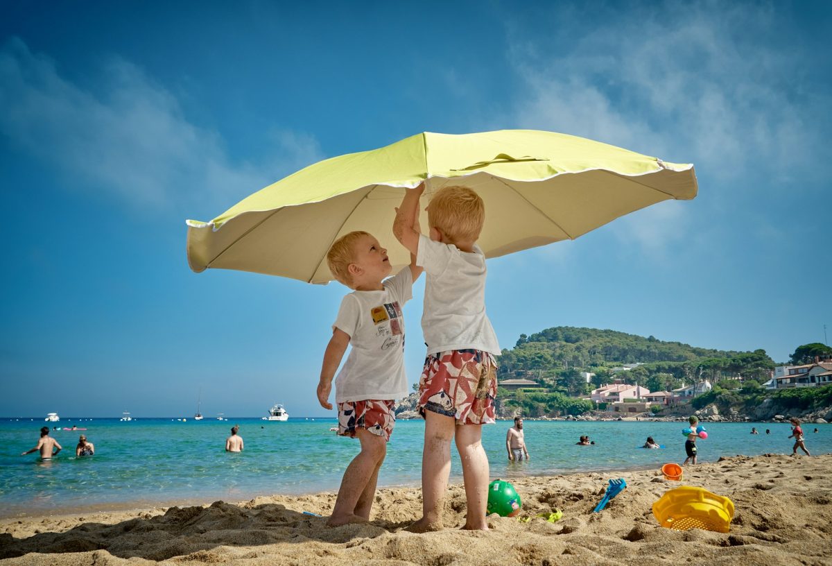 Vacances d’été 2026 : ce que les Belges ont prévu, avec un budget à la baisse !