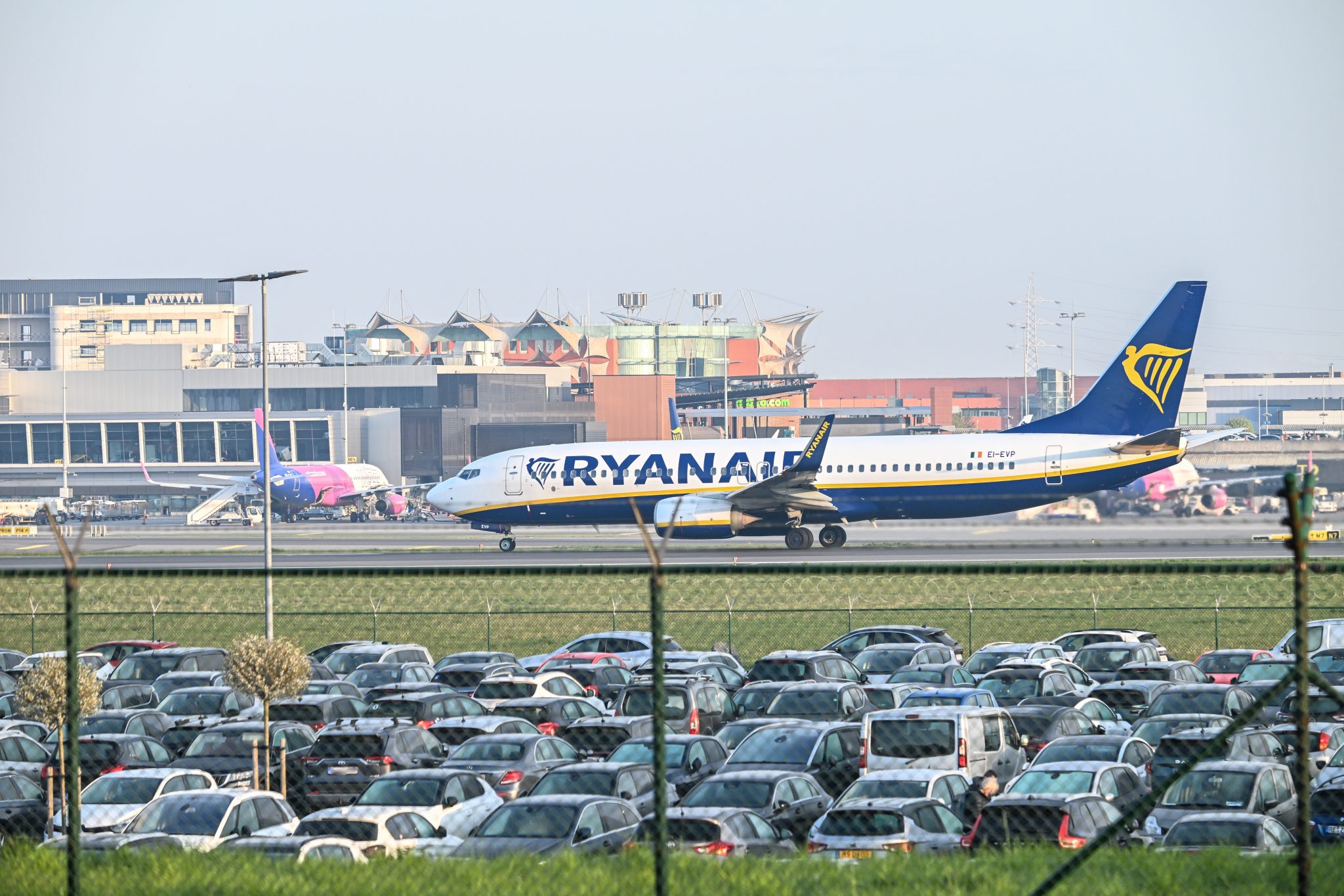 avion CRL Charleroi Brussels South airport Ryanair Parking