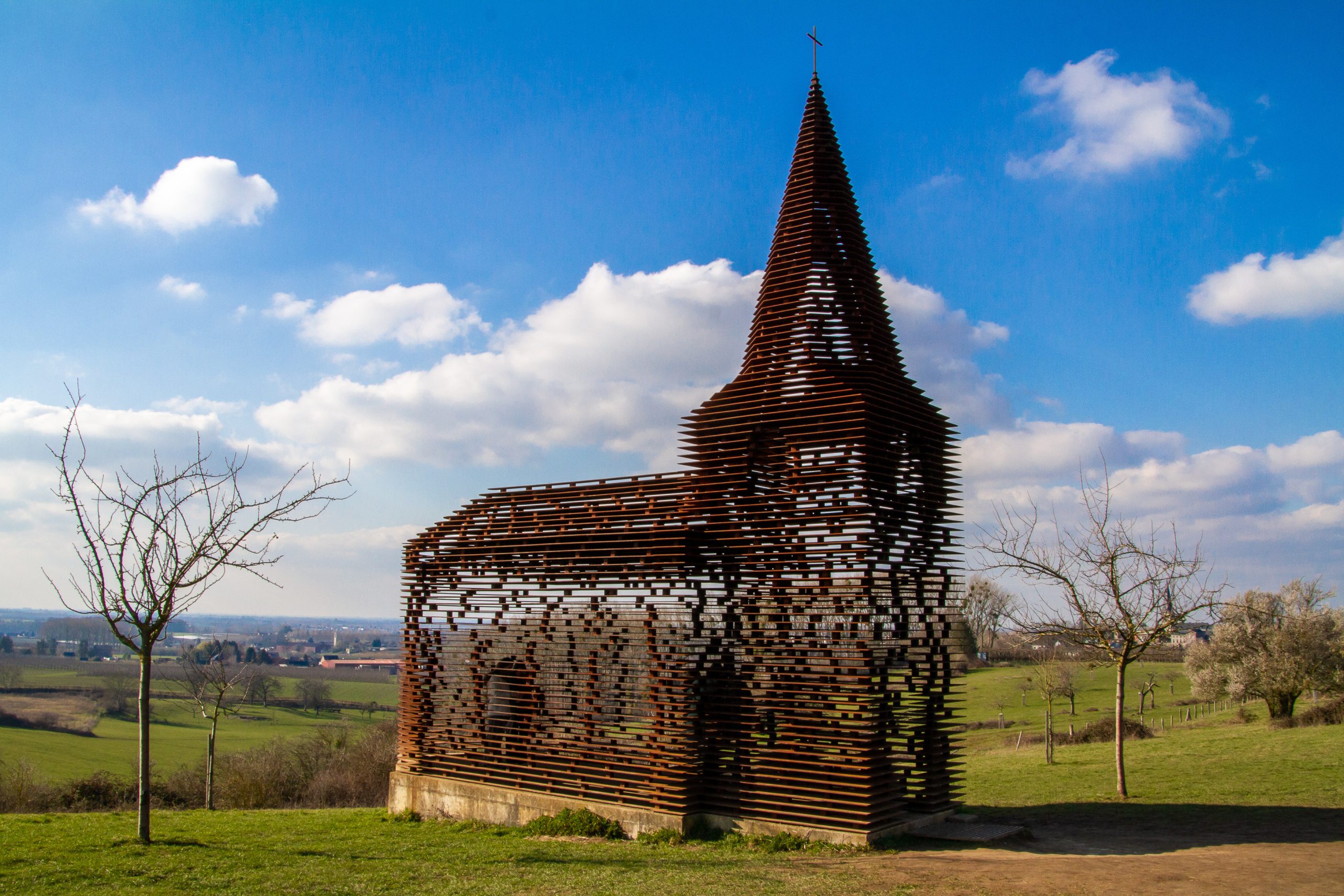 L’histoire insolite de cette église belge transparente !