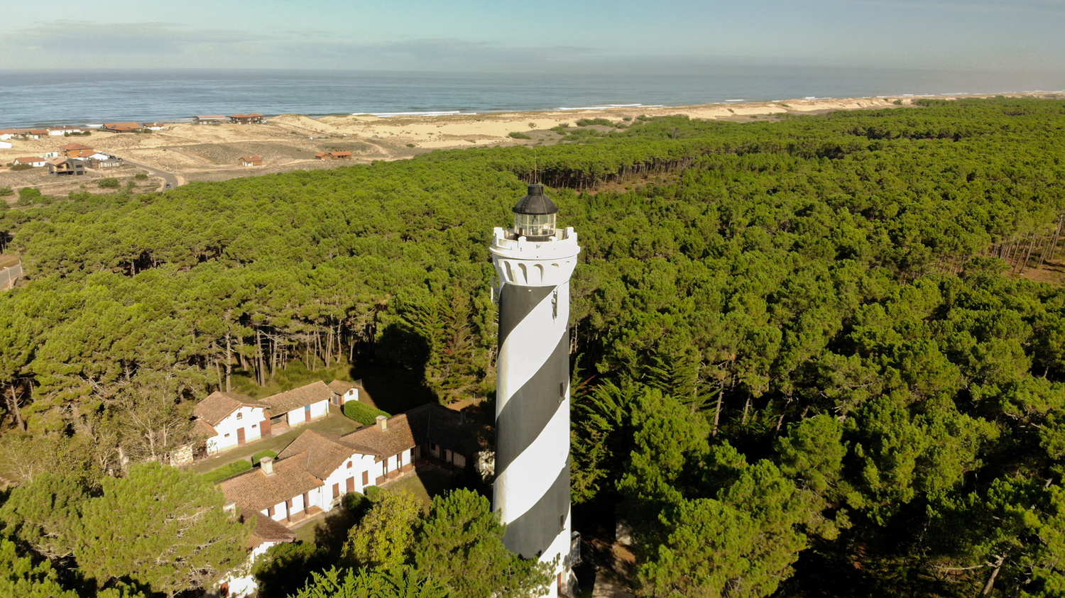Phare de Contis avec foret landaise autour et ocean a l'arriere plan