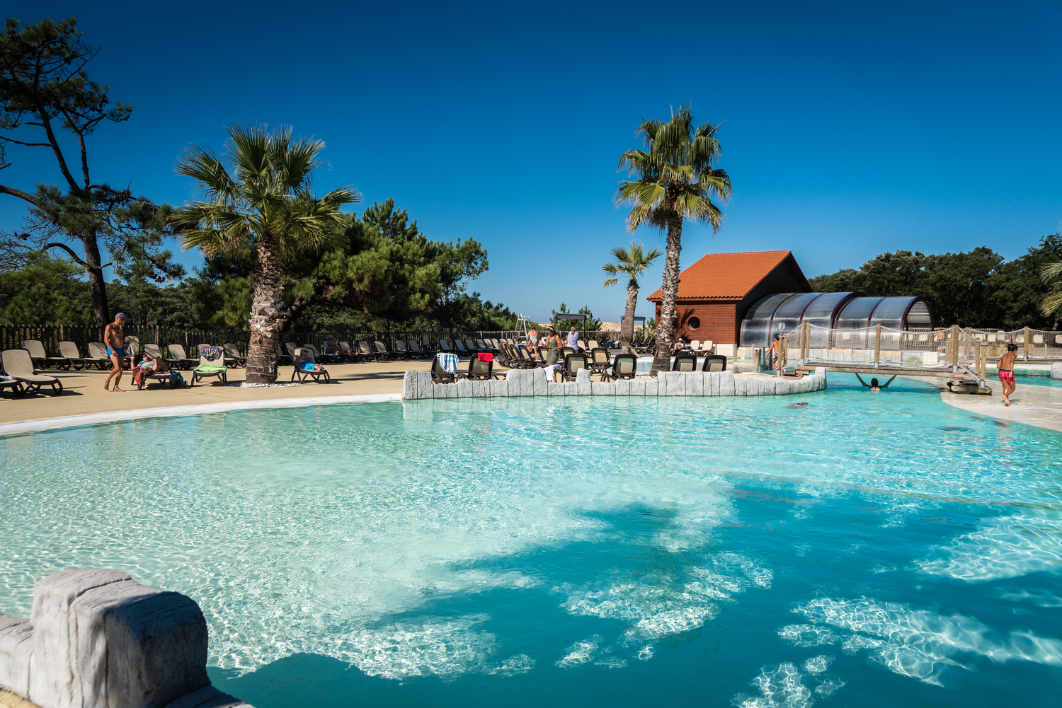 Vacances en famille au camping Lou Seurrots a Saint-Julien-en-Born, Contis. piscine activite nautique