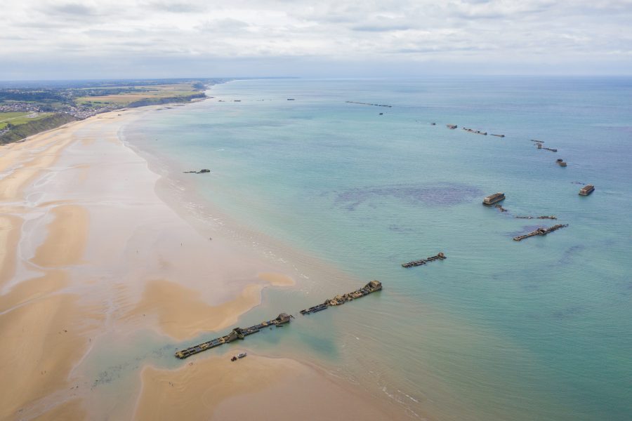 plage Arromanches en Normandie, vue drone, vestiges du port artificiel, mulberry bridge