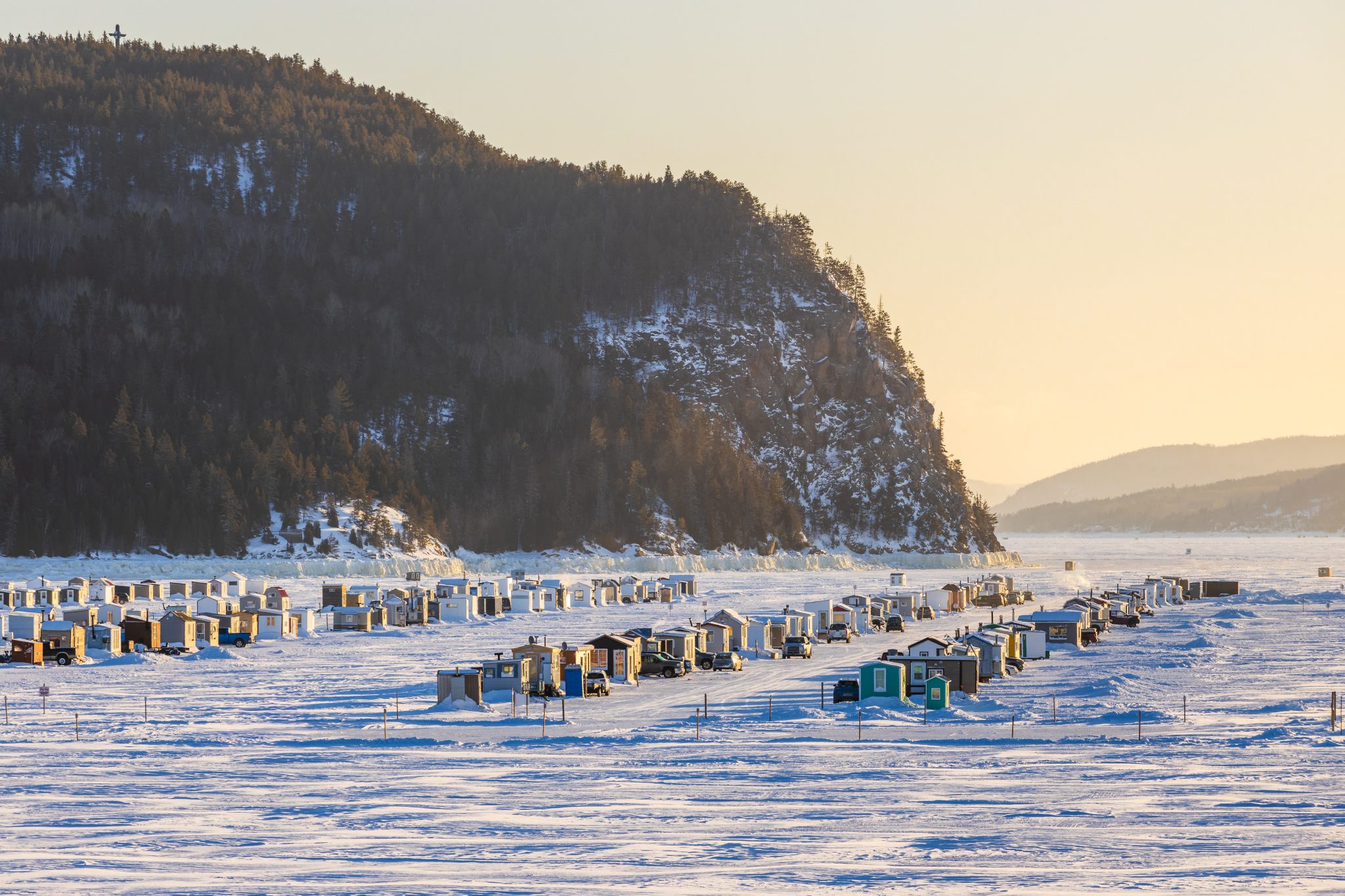 Arrangement de cabanes de pêche blanche sur le fjord du Saguenay.