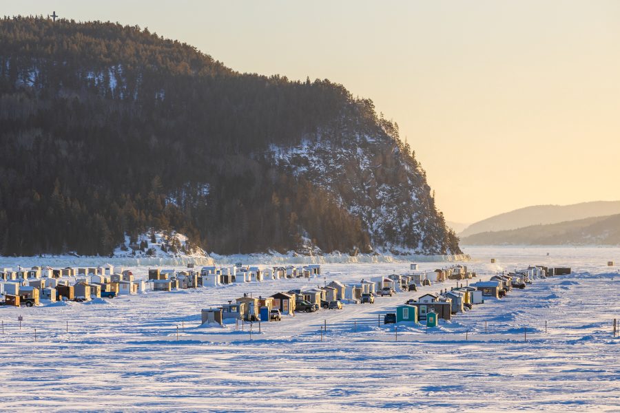 Québec : un village entier apparaît chaque hiver… au milieu d’un fjord gelé !