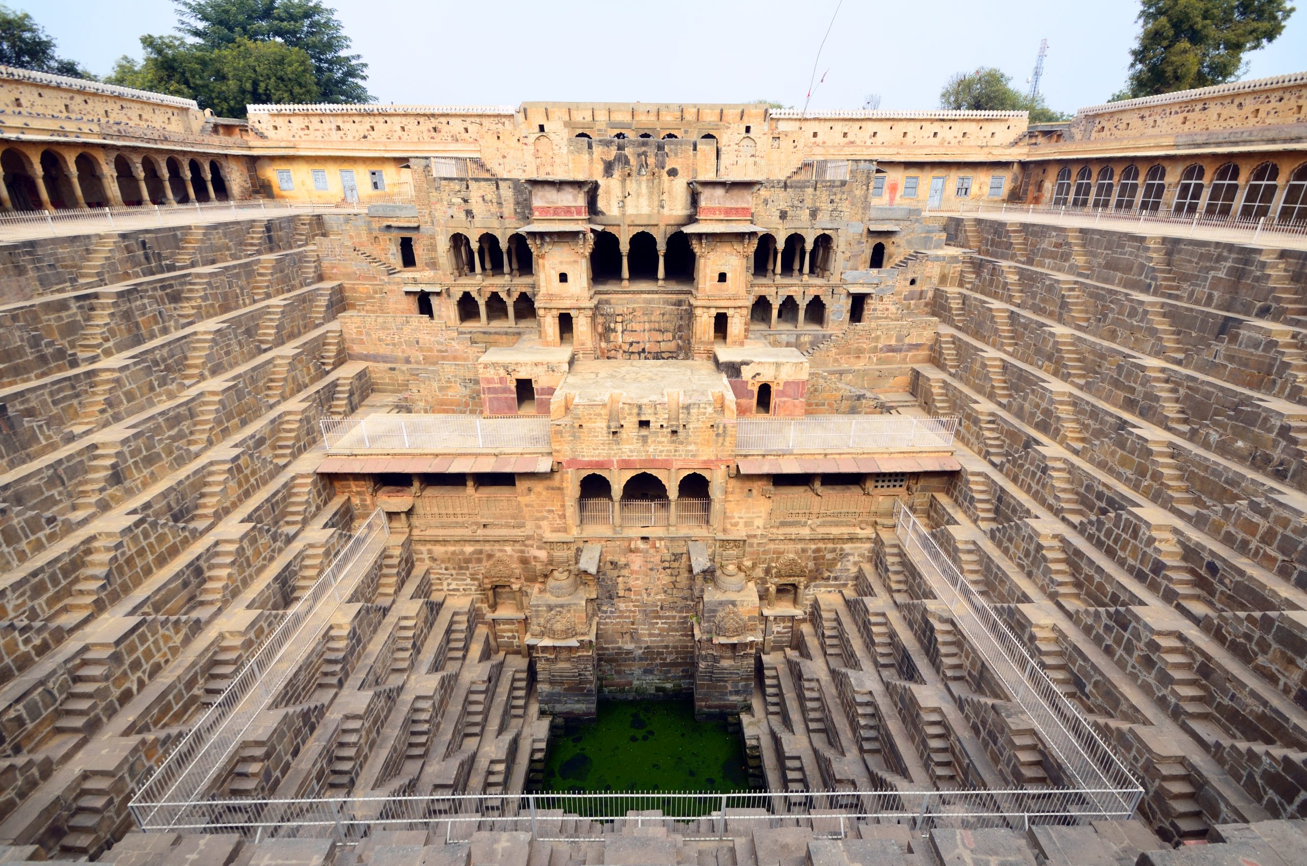 Inde : 3.500 marches pour… descendre dans un puit !