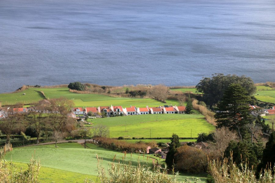 Eglises, maisons ou villages, le b&acirc;ti de S&atilde;o Miguel plonge souvent dans l&rsquo;oc&eacute;an.