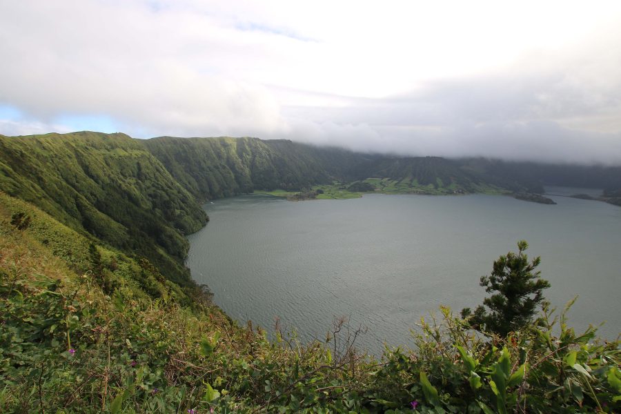 Le lac de crat&egrave;re de Fogo, au c&oelig;ur de l&rsquo;&icirc;le.