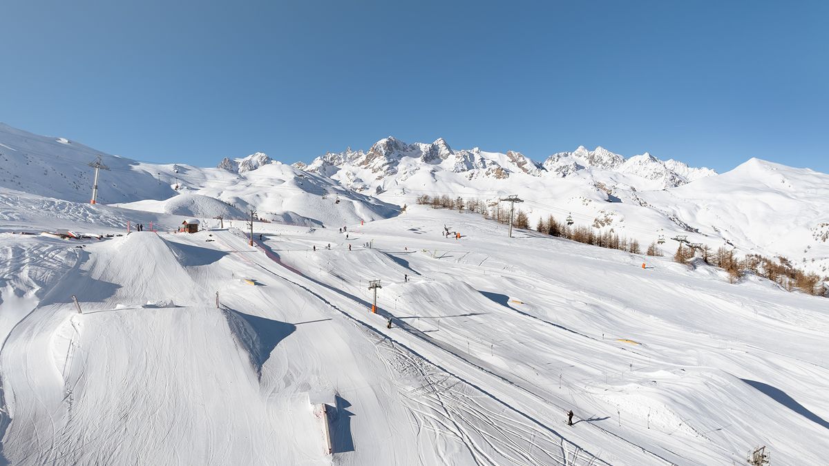 Drones, dameuse électrique, ressourcerie : ce qui change derrière les pistes de Serre Chevalier