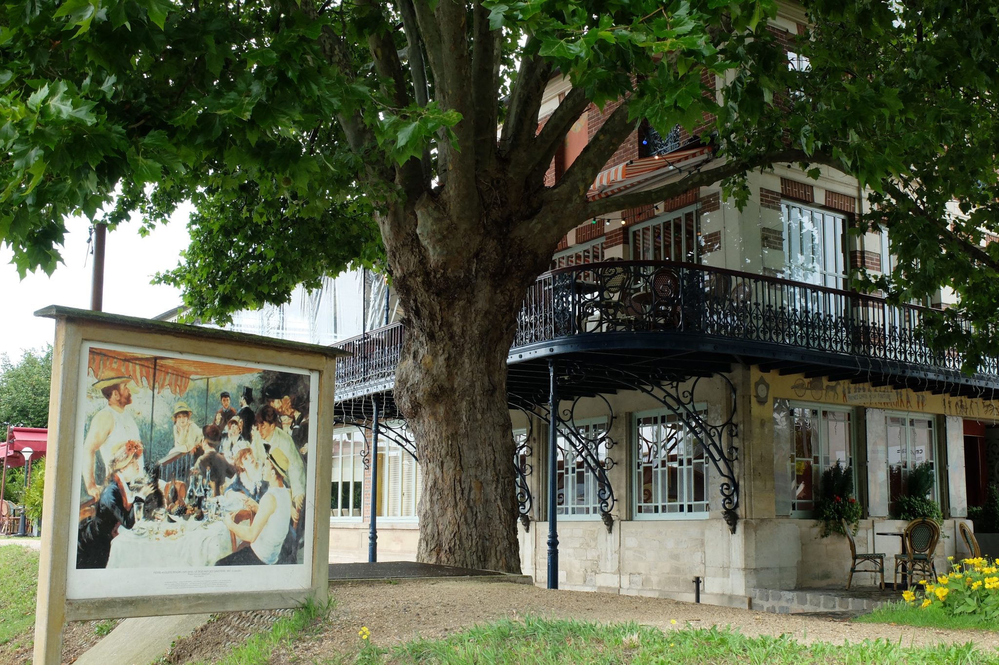 Le_Déjeuner_des_canotiers_devant_la_Maison_Fournaise-Auguste Renoir