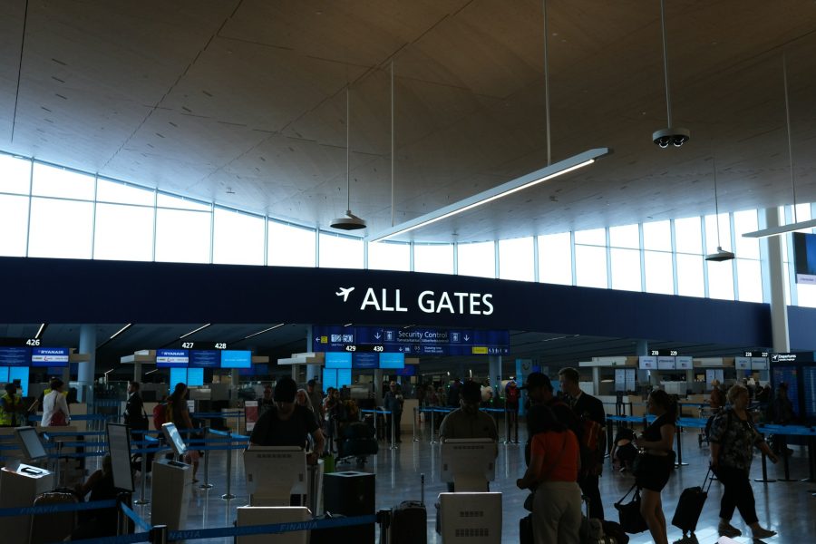 Le Royaume-Uni supprime les passeports physiques : la fin du cauchemar à l’aéroport ?